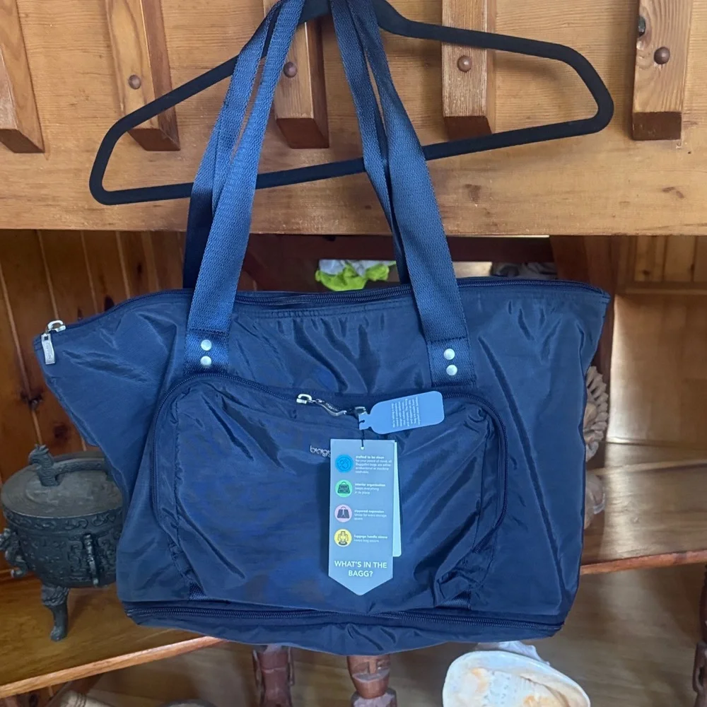 Baggallini NWT navy travel bag expandable